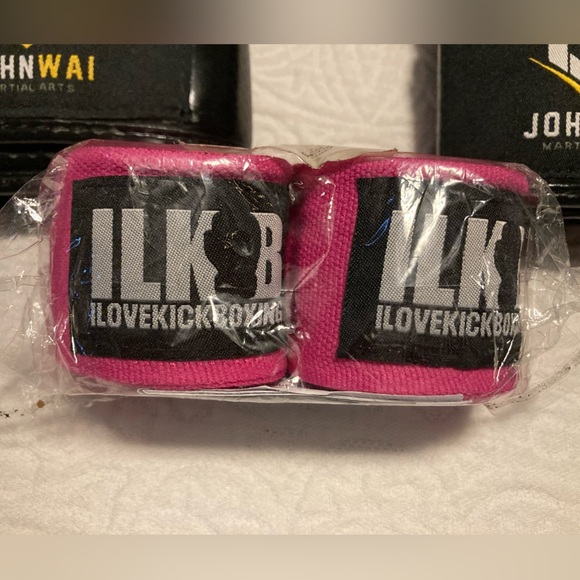 New set of black boxing gloves with hand wraps - Picture 2 of 7